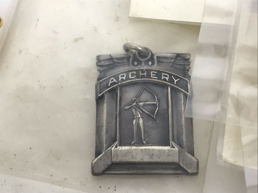 Men's Citizen Automatic Watch Working (Glass Is Scratched), Sheriff Badge Calaveras County, Buck Knives, Lighters, US Air Wing Stickers, Various Pins, Button, Trench Art And Archery Pendants [Photo 13]