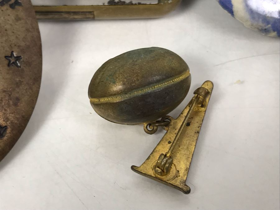 Men's Citizen Automatic Watch Working (Glass Is Scratched), Sheriff Badge Calaveras County, Buck Knives, Lighters, US Air Wing Stickers, Various Pins, Button, Trench Art And Archery Pendants [Photo 20]