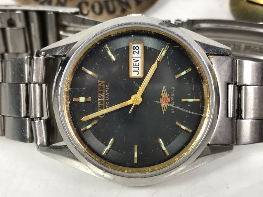 Men's Citizen Automatic Watch Working (Glass Is Scratched), Sheriff Badge Calaveras County, Buck Knives, Lighters, US Air Wing Stickers, Various Pins, Button, Trench Art And Archery Pendants [Photo 6]