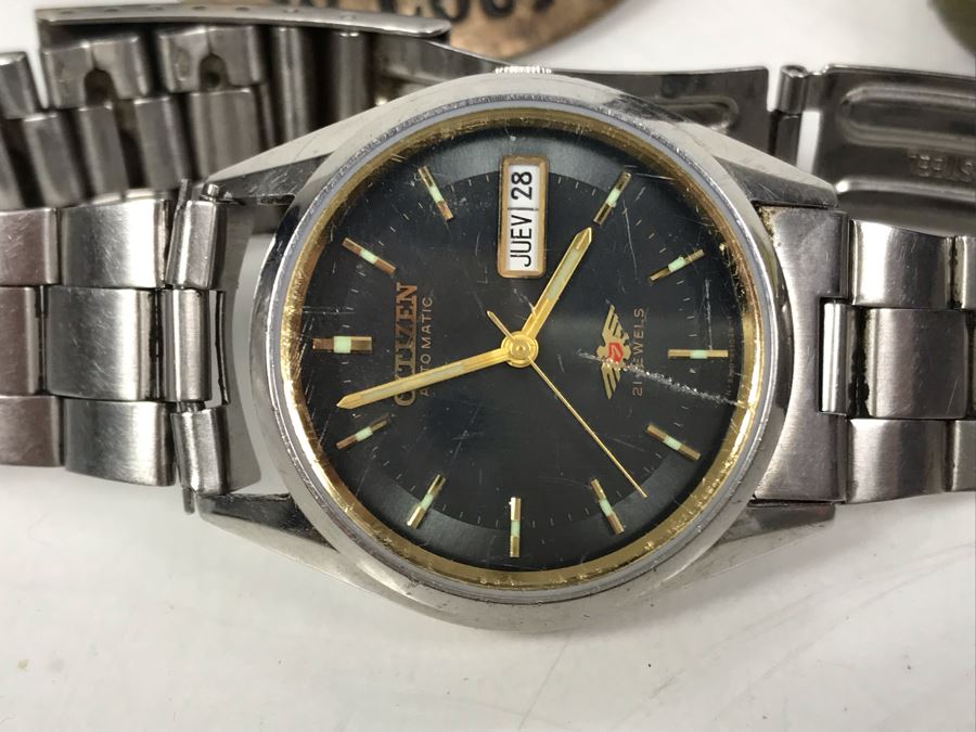 Men's Citizen Automatic Watch Working (Glass Is Scratched), Sheriff Badge Calaveras County, Buck Knives, Lighters, US Air Wing Stickers, Various Pins, Button, Trench Art And Archery Pendants [Photo 8]