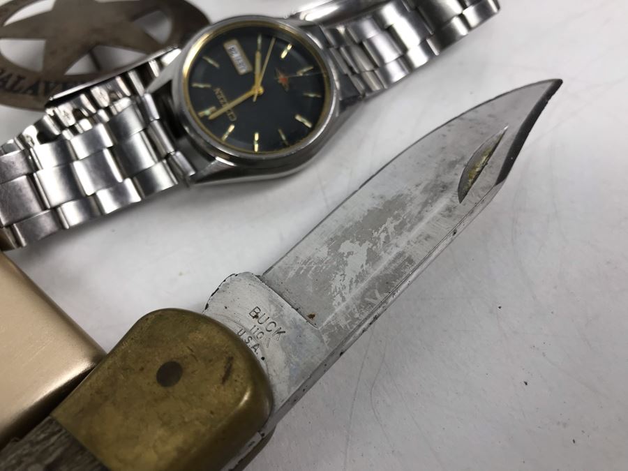 Men's Citizen Automatic Watch Working (Glass Is Scratched), Sheriff Badge Calaveras County, Buck Knives, Lighters, US Air Wing Stickers, Various Pins, Button, Trench Art And Archery Pendants [Photo 30]