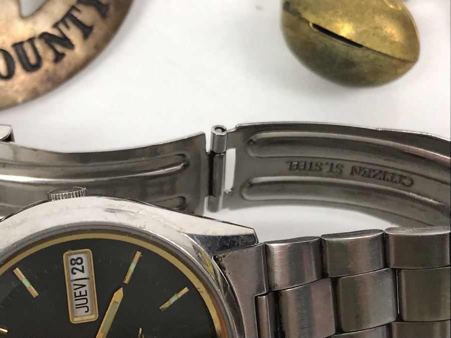 Men's Citizen Automatic Watch Working (Glass Is Scratched), Sheriff Badge Calaveras County, Buck Knives, Lighters, US Air Wing Stickers, Various Pins, Button, Trench Art And Archery Pendants [Photo 10]