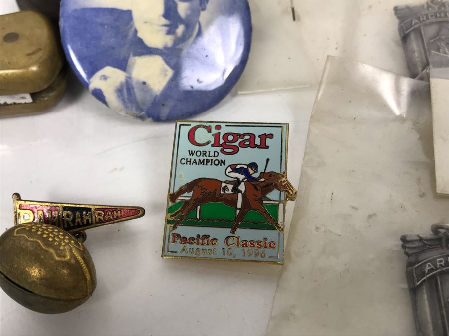 Men's Citizen Automatic Watch Working (Glass Is Scratched), Sheriff Badge Calaveras County, Buck Knives, Lighters, US Air Wing Stickers, Various Pins, Button, Trench Art And Archery Pendants [Photo 17]