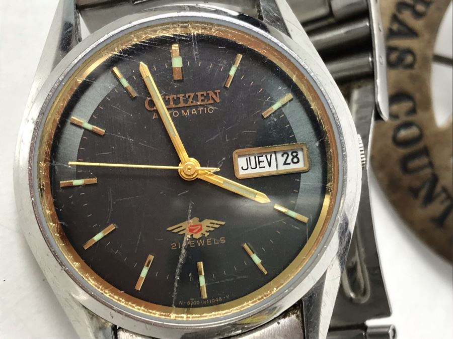 Men's Citizen Automatic Watch Working (Glass Is Scratched), Sheriff Badge Calaveras County, Buck Knives, Lighters, US Air Wing Stickers, Various Pins, Button, Trench Art And Archery Pendants [Photo 9]