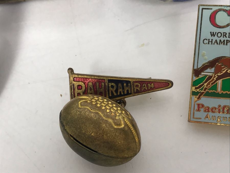 Men's Citizen Automatic Watch Working (Glass Is Scratched), Sheriff Badge Calaveras County, Buck Knives, Lighters, US Air Wing Stickers, Various Pins, Button, Trench Art And Archery Pendants [Photo 19]