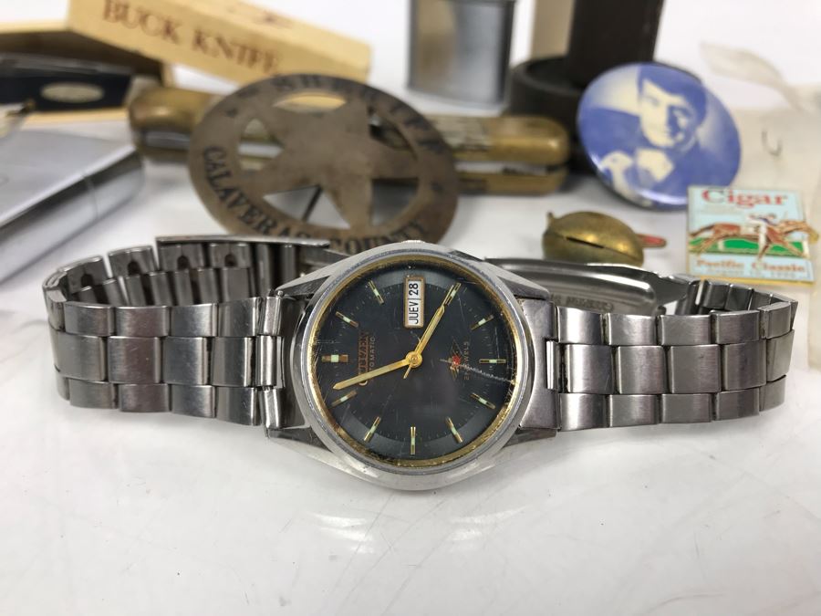 Men's Citizen Automatic Watch Working (Glass Is Scratched), Sheriff Badge Calaveras County, Buck Knives, Lighters, US Air Wing Stickers, Various Pins, Button, Trench Art And Archery Pendants [Photo 4]