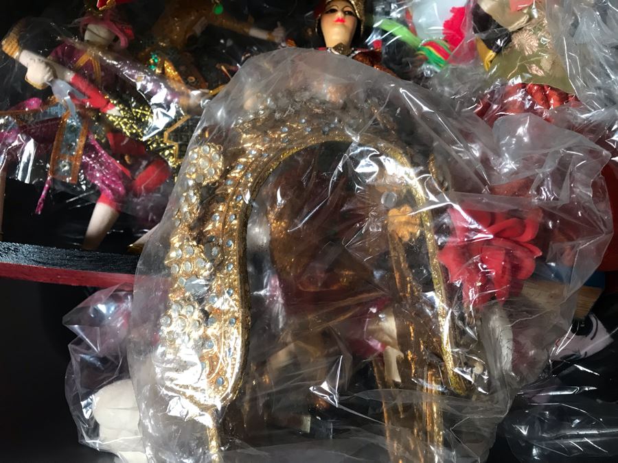 Vintage International Dolls Lot Mainly Indonesian Dolls - See Photos [Photo 12]