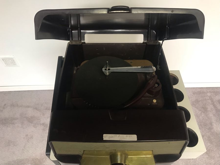 Vintage ZENITH Bakelite Tube Record Player Radio (Turns On - Not Sure If Record Player Is Working) With MIDMARK Modular Cabinet With Chrome Base On Casters [Photo 5]