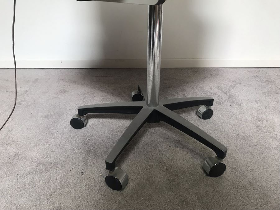 Vintage ZENITH Bakelite Tube Record Player Radio (Turns On - Not Sure If Record Player Is Working) With MIDMARK Modular Cabinet With Chrome Base On Casters [Photo 11]