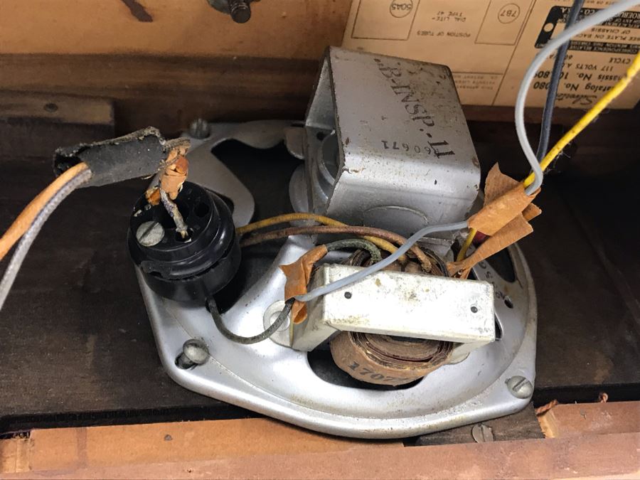 Vintage Art Deco Sears Silvertone Tube Record Player And Radio With Wooden Cabinet - Great Look - Needs Servicing Catalog No 7080 19.5'W X 13.5'D X 12'H [Photo 18]