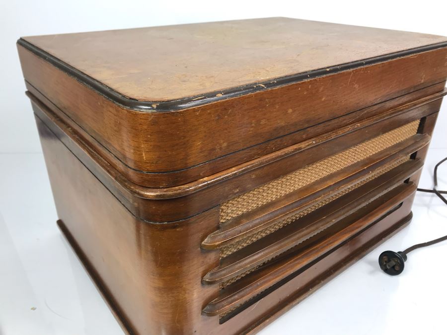 Vintage Art Deco Sears Silvertone Tube Record Player And Radio With Wooden Cabinet - Great Look - Needs Servicing Catalog No 7080 19.5'W X 13.5'D X 12'H [Photo 10]