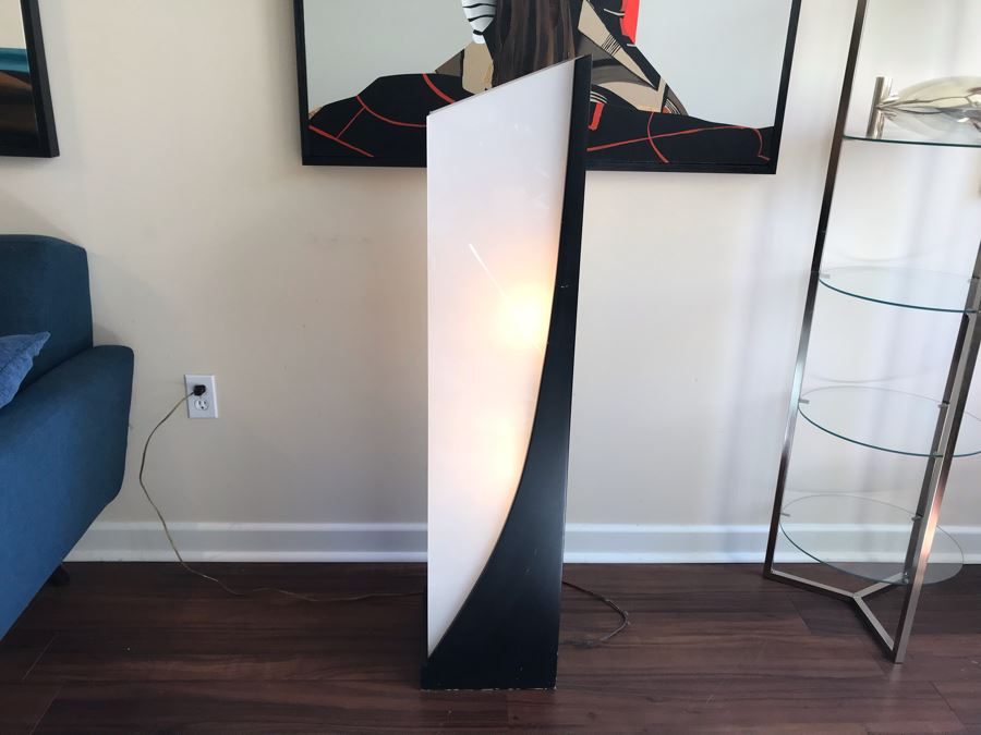 Mid-Century Modern Black And White Floor Lamp [Photo 4]