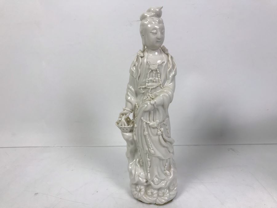 Signed White Chinese Blanc de Chine Porcelain Figure of Guanyin Guan Yin And Decorative Elephant Figurine [Photo 4]