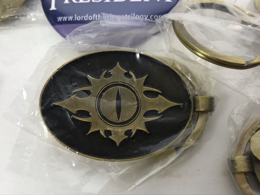 The Lord Of The Rings Movie Promotional Items Including Keychains, Button And Fridge Magnets [Photo 5]