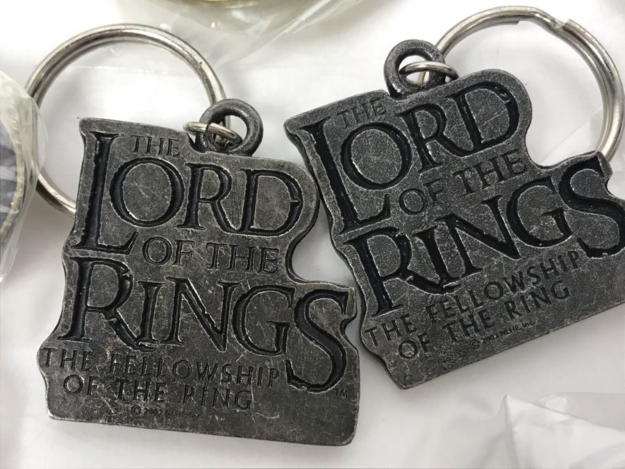 The Lord Of The Rings Movie Promotional Items Including Keychains, Button And Fridge Magnets [Photo 3]