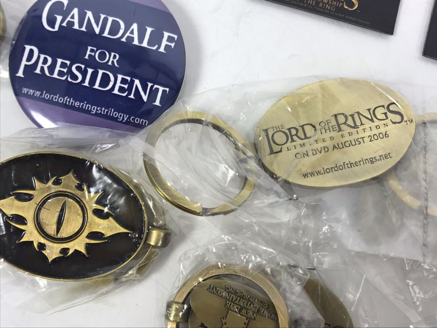 The Lord Of The Rings Movie Promotional Items Including Keychains, Button And Fridge Magnets [Photo 4]