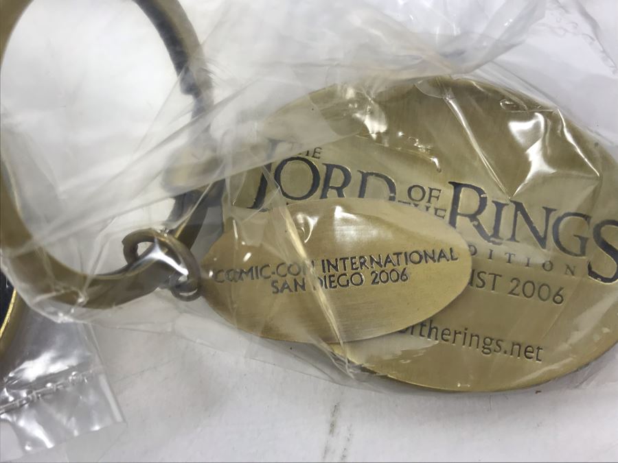 The Lord Of The Rings Movie Promotional Items Including Keychains, Button And Fridge Magnets [Photo 8]