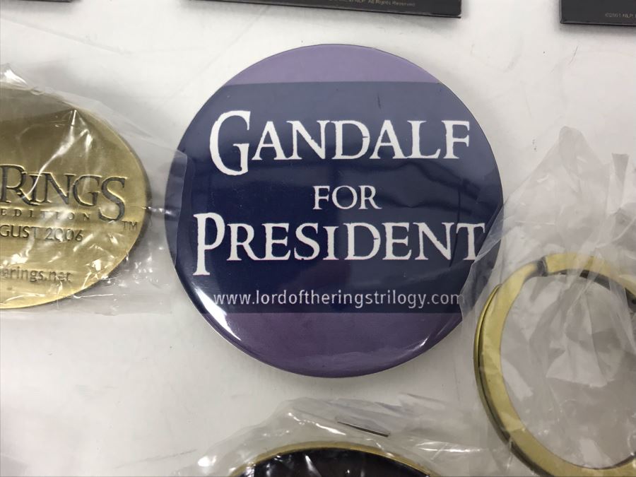 The Lord Of The Rings Movie Promotional Items Including Keychains, Button And Fridge Magnets [Photo 11]