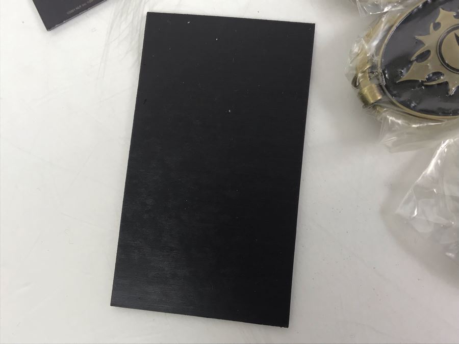 The Lord Of The Rings Movie Promotional Items Including Keychains, Button And Fridge Magnets [Photo 10]