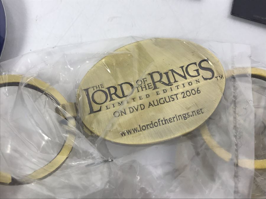 The Lord Of The Rings Movie Promotional Items Including Keychains, Button And Fridge Magnets [Photo 6]