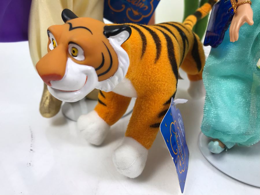 Collection Of Walt Disney Dolls From Aladdin, Cinderella, Peter Pan [Photo 6]