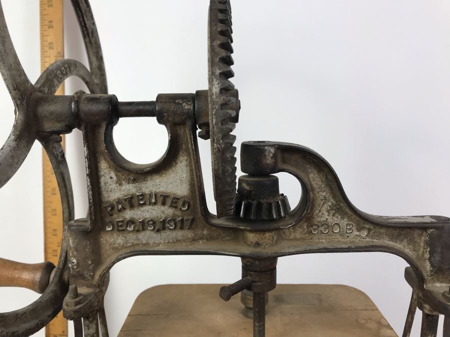 Vintage Dazey Churn & Mfg Co Industrial Mechanical Hand Crank Butter Churn St. Louis, MO 25'H [Photo 18]