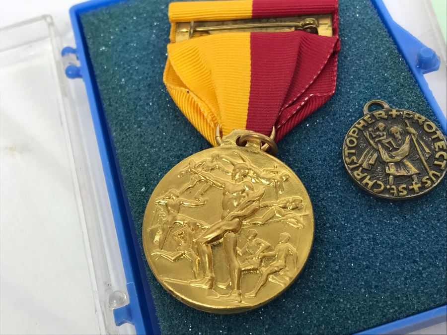 Collectibles Lot With Pins, Patches, Buttons, Keychains: Sit On It Fonzie Button, Word From Microsoft, Dodgers Belt Buckle And Keychain, Brownie Brooch, Vintage Computer Automation Medal, Pan Am Button And More - See Photos [Photo 8]