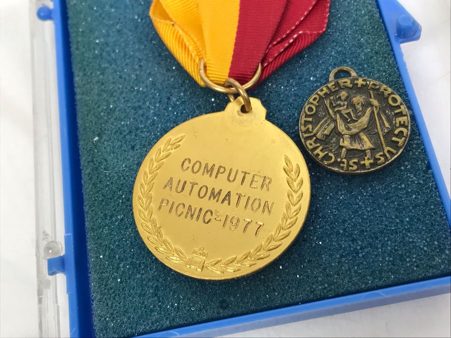 Collectibles Lot With Pins, Patches, Buttons, Keychains: Sit On It Fonzie Button, Word From Microsoft, Dodgers Belt Buckle And Keychain, Brownie Brooch, Vintage Computer Automation Medal, Pan Am Button And More - See Photos [Photo 7]