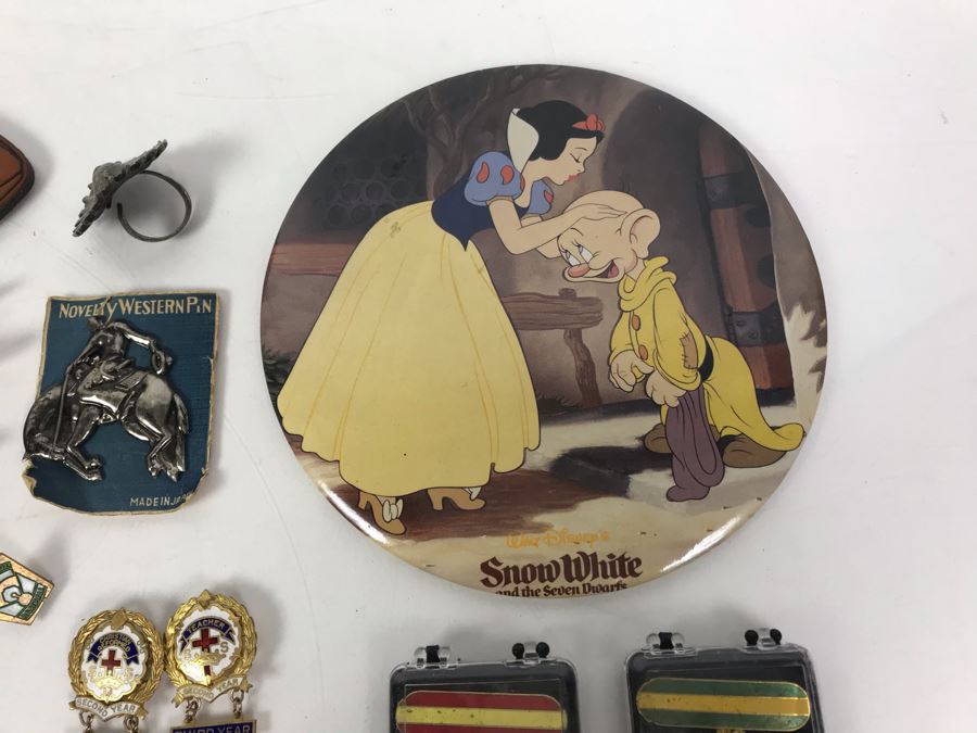 Collectibles Lot With Pins, Patches, Keychains, Bracelet Includes Airline Wings, Marilyn Monroe Brooch, Webelos, Girl Scouts, Trojans Football Brooch, USN, Snow White, Wells Fargo - See Photos [Photo 8]