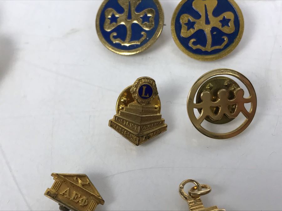 Collectibles Lot With Pins, Patches, Keychains, Bracelet Includes Airline Wings, Marilyn Monroe Brooch, Webelos, Girl Scouts, Trojans Football Brooch, USN, Snow White, Wells Fargo - See Photos [Photo 13]