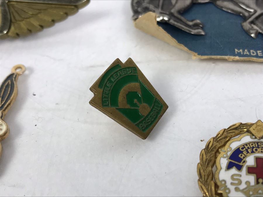 Collectibles Lot With Pins, Patches, Keychains, Bracelet Includes Airline Wings, Marilyn Monroe Brooch, Webelos, Girl Scouts, Trojans Football Brooch, USN, Snow White, Wells Fargo - See Photos [Photo 14]