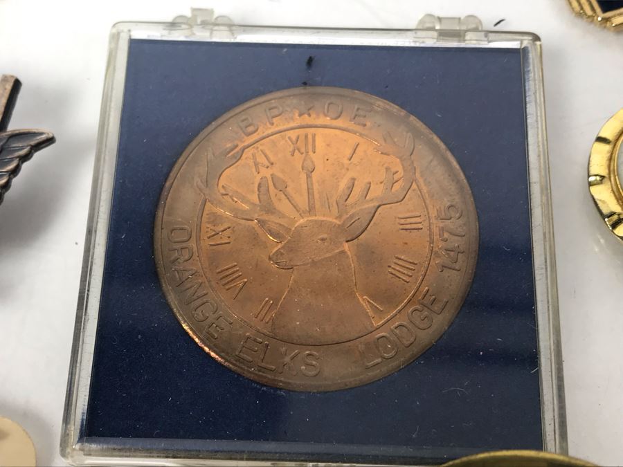 Collectibles Lot With Pins, Patches, Keychains, Bracelet Includes Airline Wings, Marilyn Monroe Brooch, Webelos, Girl Scouts, Trojans Football Brooch, USN, Snow White, Wells Fargo - See Photos [Photo 18]