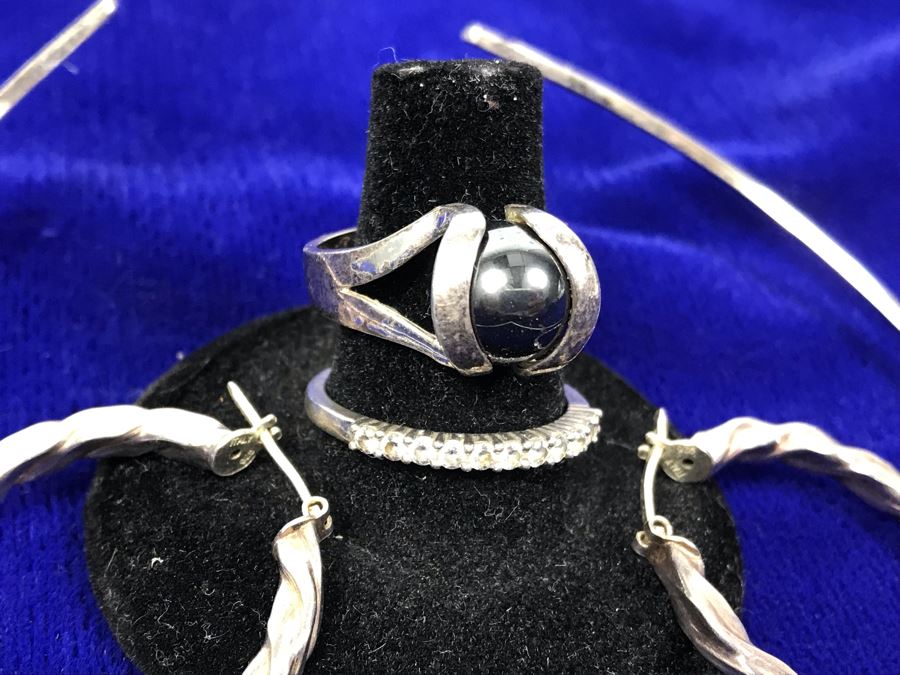 Pair Of Sterling Silver Rings, Sterling Silver Chocker Necklace And Pair Of Sterling Silver Earrings 30.3g [Photo 4]