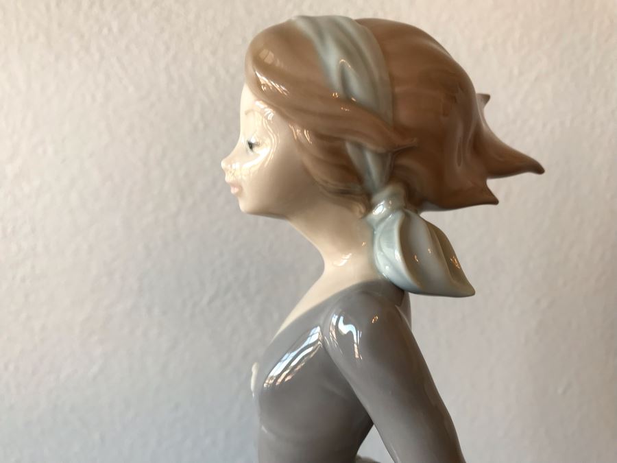Lladro Figurine Sea Breeze Wind Blown Girl No. 4922 Great Condition 14.5'H [Photo 8]