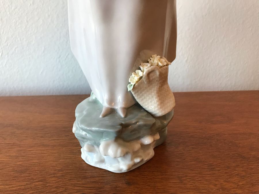 Lladro Figurine Sea Breeze Wind Blown Girl No. 4922 Great Condition 14.5'H [Photo 5]