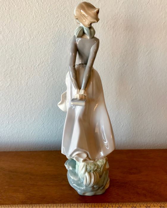Lladro Figurine Sea Breeze Wind Blown Girl No. 4922 Great Condition 14.5'H [Photo 9]