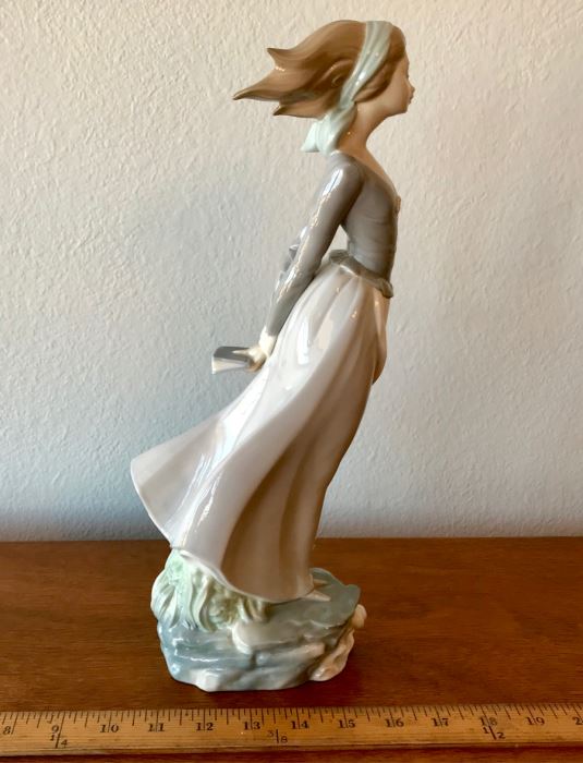 Lladro Figurine Sea Breeze Wind Blown Girl No. 4922 Great Condition 14.5'H [Photo 10]