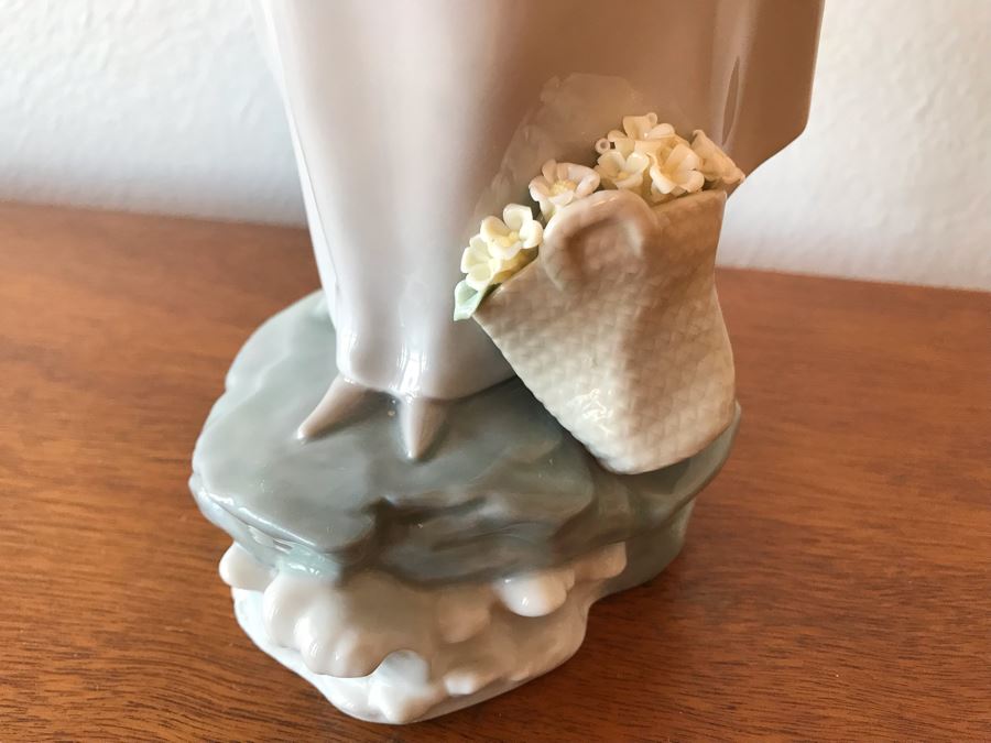 Lladro Figurine Sea Breeze Wind Blown Girl No. 4922 Great Condition 14.5'H [Photo 6]