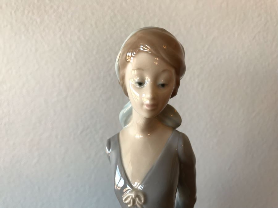 Lladro Figurine Sea Breeze Wind Blown Girl No. 4922 Great Condition 14.5'H [Photo 3]