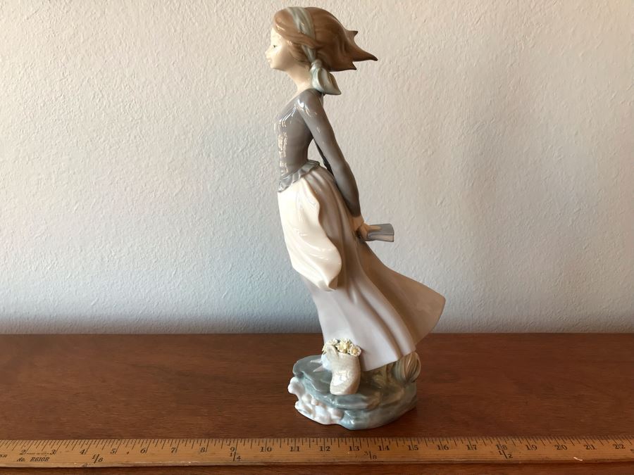 Lladro Figurine Sea Breeze Wind Blown Girl No. 4922 Great Condition 14.5'H [Photo 7]