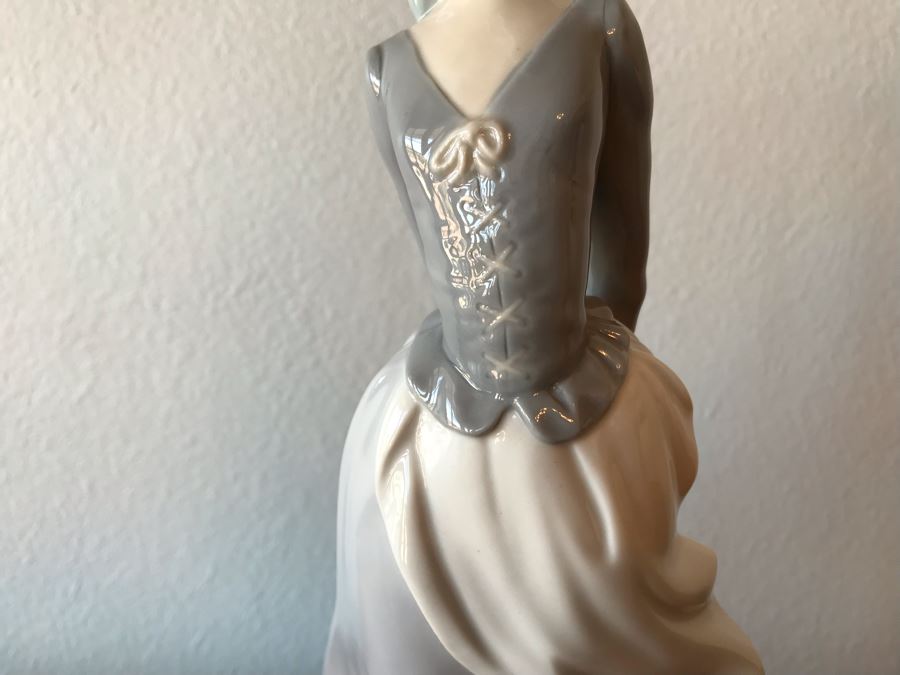 Lladro Figurine Sea Breeze Wind Blown Girl No. 4922 Great Condition 14.5'H [Photo 4]