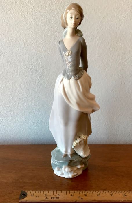 Lladro Figurine Sea Breeze Wind Blown Girl No. 4922 Great Condition 14.5'H [Photo 2]