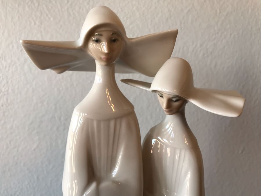 Lladro Porcelain Figurine Double NUNS Pleated Dress 13'H [Photo 5]