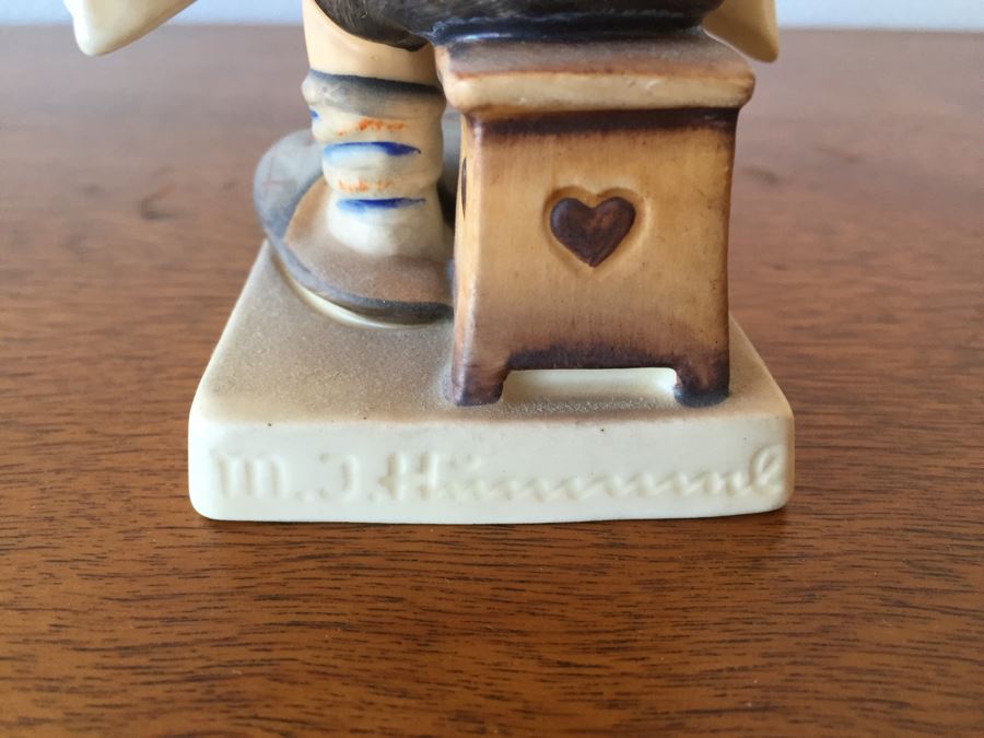 Vintage Goebel Hummel 184 'Latest News' Figurine Germany 5'H [Photo 7]