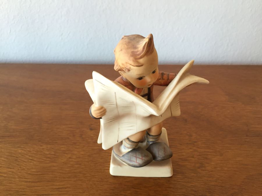 Vintage Goebel Hummel 184 'Latest News' Figurine Germany 5'H [Photo 4]