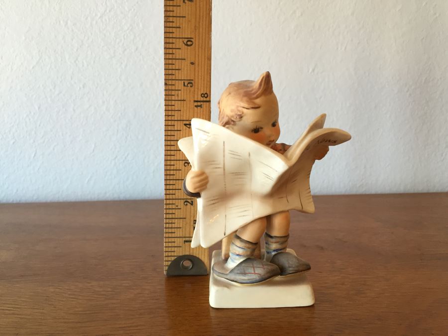 Vintage Goebel Hummel 184 'Latest News' Figurine Germany 5'H [Photo 2]