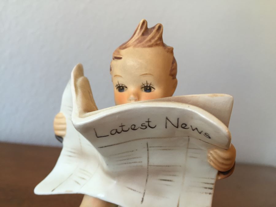 Vintage Goebel Hummel 184 'Latest News' Figurine Germany 5'H [Photo 9]