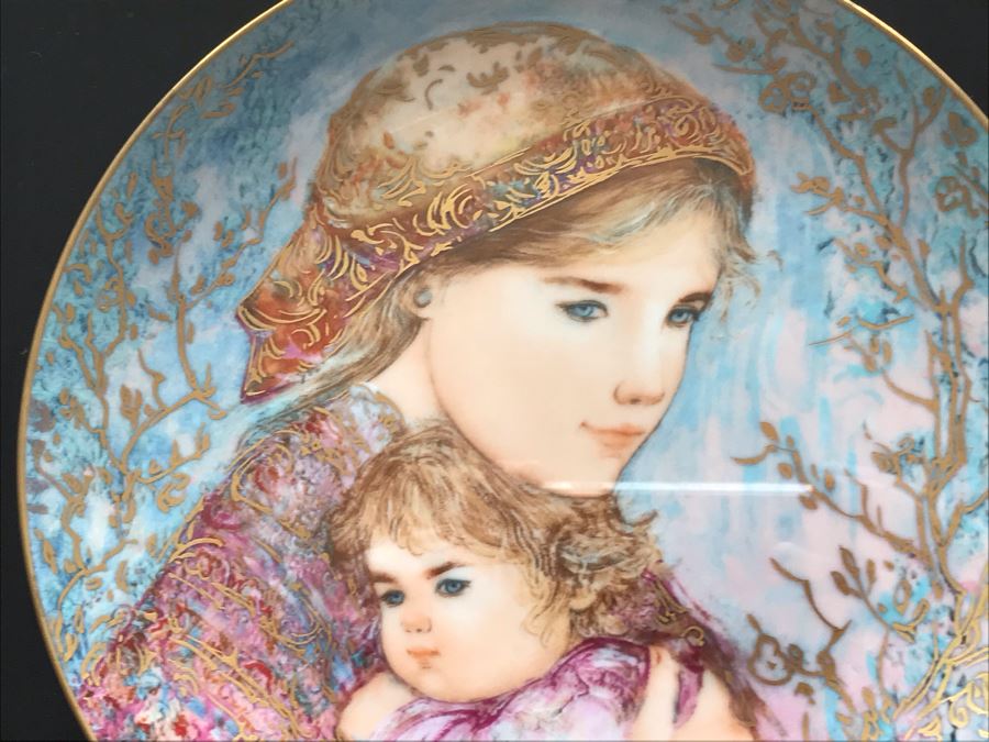 Set Of (5) Limited Edition Framed Edna Hibel Plates: (1) Leah's Family - The World I Love And (4) Mother's Day Plates 1984-1987 [Photo 11]