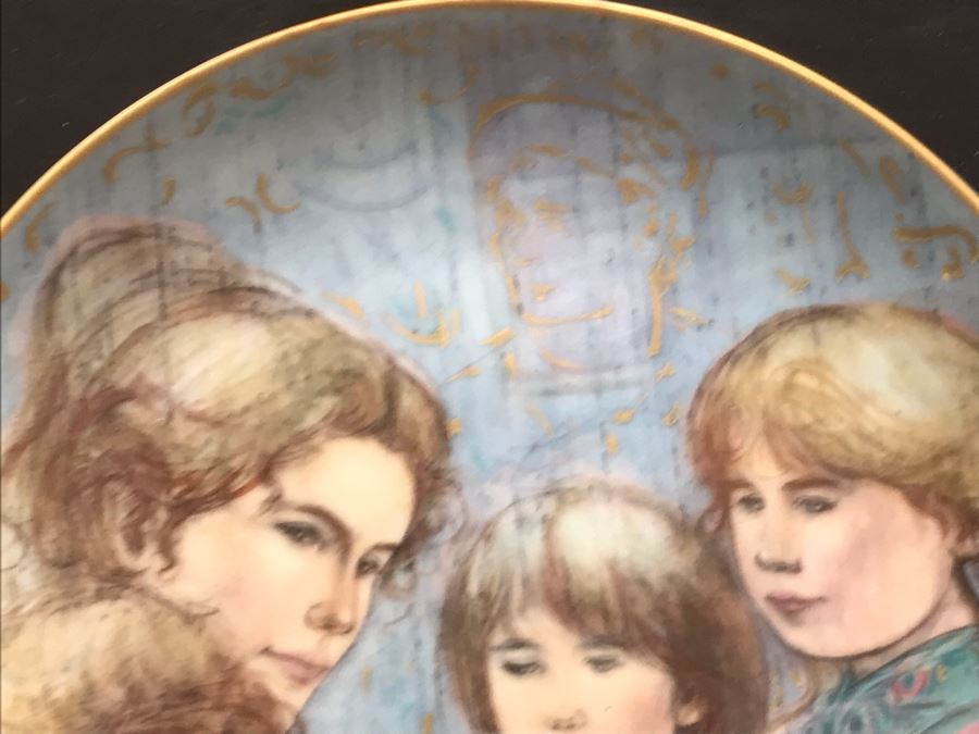 Set Of (5) Limited Edition Framed Edna Hibel Plates: (1) Leah's Family - The World I Love And (4) Mother's Day Plates 1984-1987 [Photo 17]