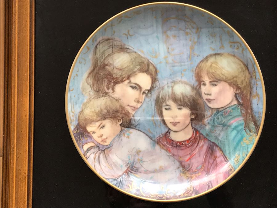 Set Of (5) Limited Edition Framed Edna Hibel Plates: (1) Leah's Family - The World I Love And (4) Mother's Day Plates 1984-1987 [Photo 16]